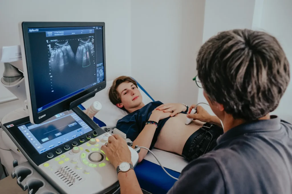 Patient wird per Ultraschall untersucht